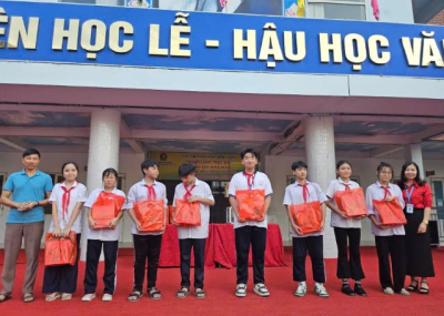 BGH, Ban phụ huynh trường THCS Phú La tặng quà cho học sinh dịp Tết trung thu.